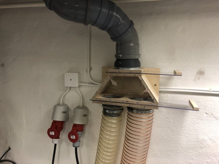 Kombinerad splitter och ventil för spånsug med 3D-printad adapter och 125mm ventilationsrör installerat på verkstadsvägg.