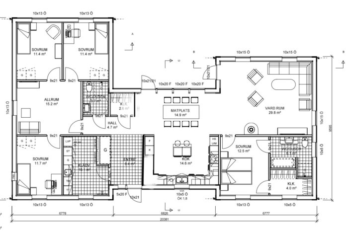 Planritning av ett hus med dimensioner och indelning av rum som sovrum, kök och vardagsrum, inkluderar detaljer för elinstallationer.