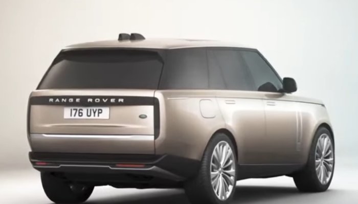 Bakre delen av en ny Range Rover bil i en studio, beige färg, med registeringsnummer 176 UYP.