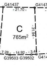 En skiss av en 765 kvadratmeter stor tomt markerad med bokstaven C, omgivet av måttangivelser.