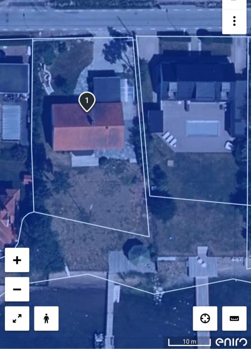 Flygbild över en fastighet med hus omgiven av tomtyta, inga vattennära områden syns.