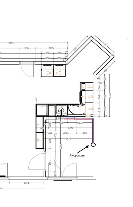 Ritning av en bostad med markerat förslag för omlokalisering av kök och nya rördragningar från avloppsstammen.