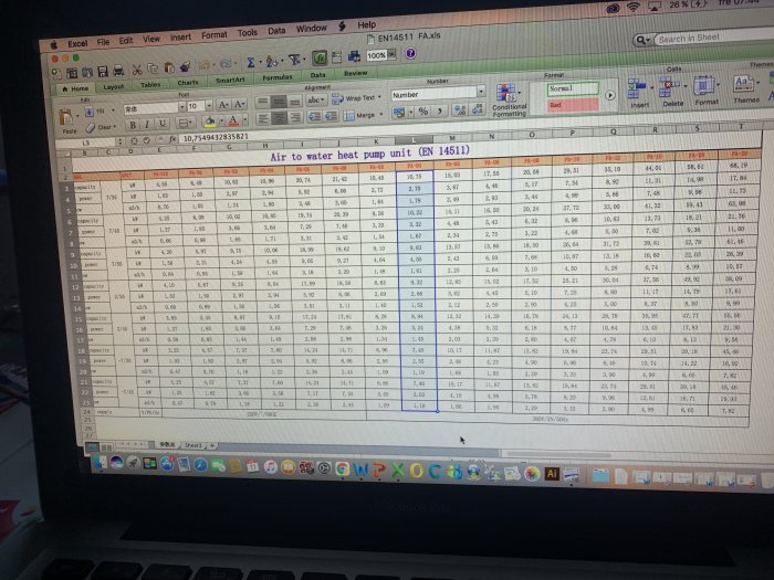 Skärmdump av ett Excel-dokument med CoP-tabell för olika luft-till-vatten-värmepumpar.