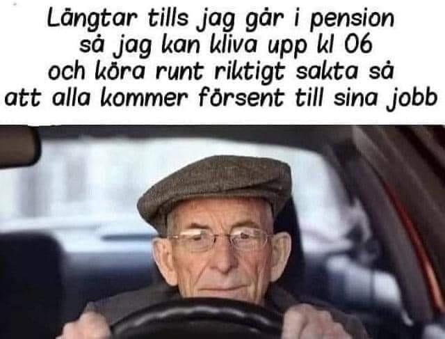 Äldre man i keps kör bil och ser beslutsam ut, humoristisk text om att köra sakta i pension.