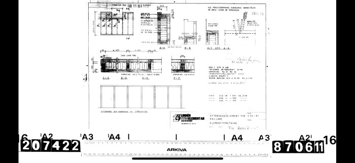 Arkitektonisk ritning med tekniska detaljer för byggprojekt, innehåller mått och materialspecifikationer.