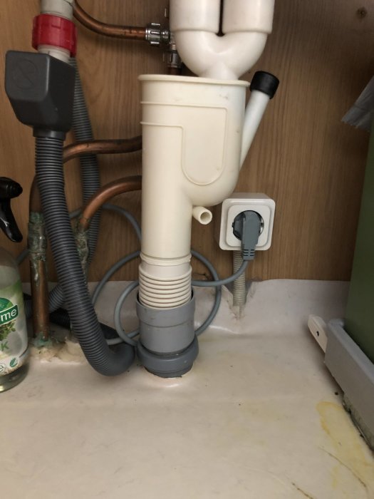 Vattenlås och rörinstallation under en köksvask där användaren upplever problem.
