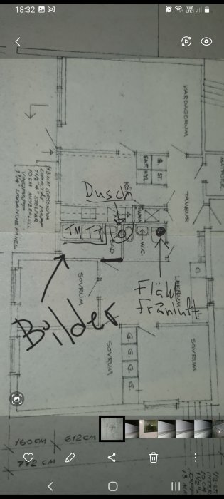 Byggplan med handskrivna noteringar om duschen och ventilation, fotograferad på en skärm.