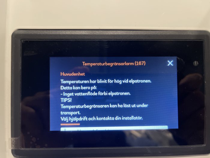 Felmeddelande på digital display angående hög temperatur hos en huvudenhet, med tips och instruktioner för åtgärder.