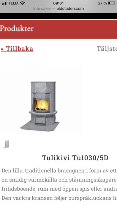 En grå Tulikivi-spis med tänd brasa inuti, modell lik Tulikivi Tu1030/5D, placerad på en hemsidas produktsida.