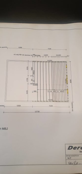 Arkitektritning som visar en plan för en tänkt byggnadsutbyggnad med måttangivelser.