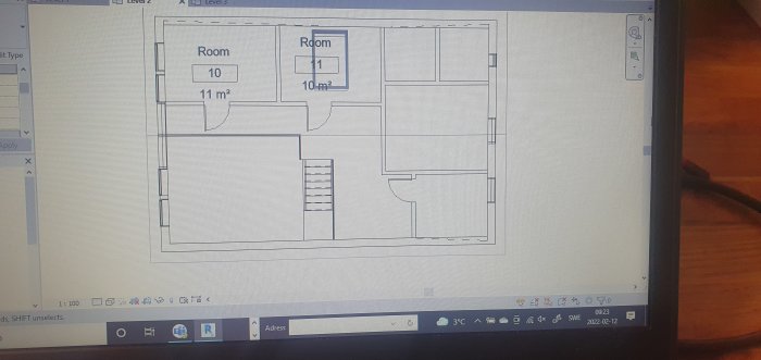 Ritning av tänkt utbyggnad visas på en datorskärm, med markerade rum och ytmått.