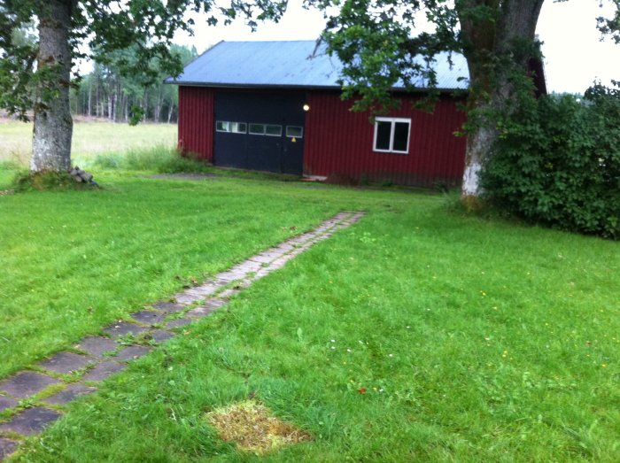 verkstad,garage,pannrum. Härifrån kommer kulverten (kameran vid huset).jpg