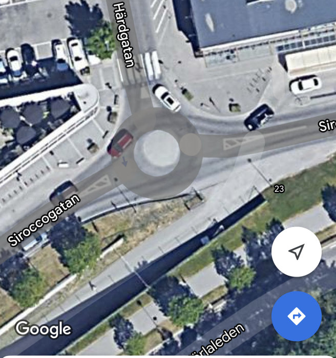 Satellitbild av en trefilig rondell med tre anslutande vägar och några fordon.