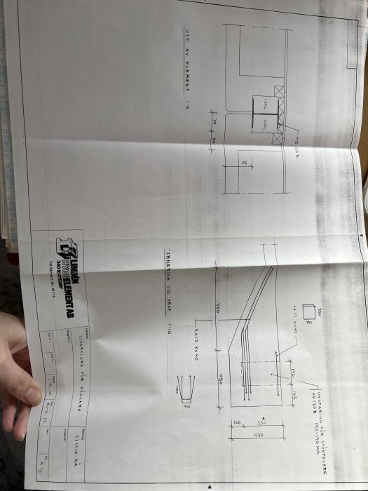 Öppnad ritning för stödpelare i en källare, med mått och tekniska detaljer synliga.