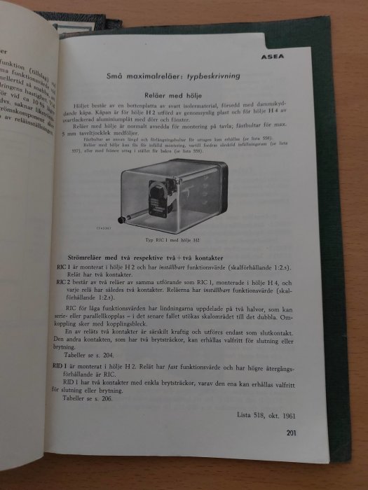 Öppen teknisk manual från ASEA med diagram och text om reläer från tidigt 60-tal på ett bord.