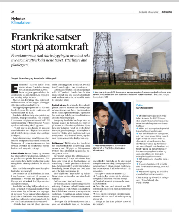 Tidningsuppslag med rubriken "Frankrike satsar stort på atomkraft", foto av kyltorn vid kärnkraftverk och bild på president Macron.