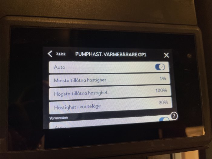 Skärmdisplay visar inställningar för PUMPHAST. VÄRMEBÄRARE GP1 med olika hastighetsalternativ.