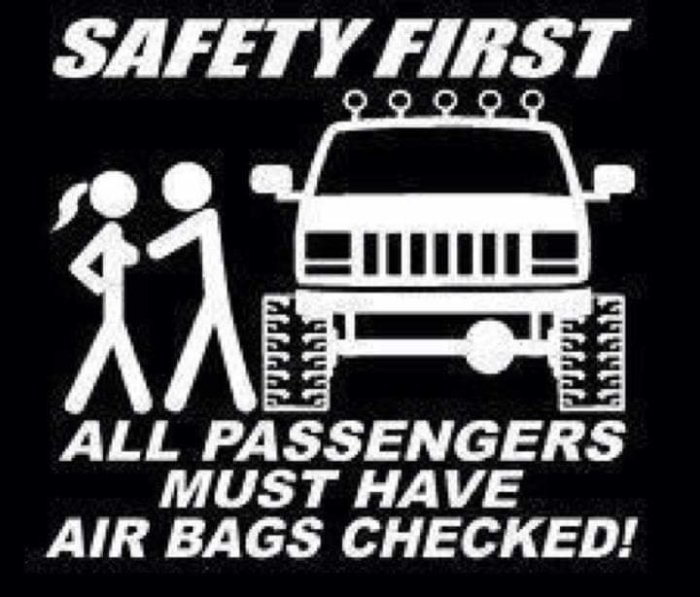 Illustration av texten "SAFETY FIRST" ovanför en SUV med två personer intill och texten "ALL PASSENGERS MUST HAVE AIR BAGS CHECKED!