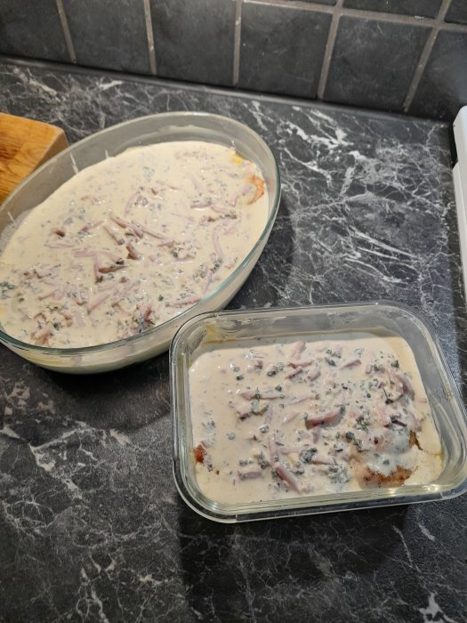 Kycklingfilé i ugnssäkra formar täckt med herrgårdssås bestående av crème fraiche, ost, persilja och skinka.
