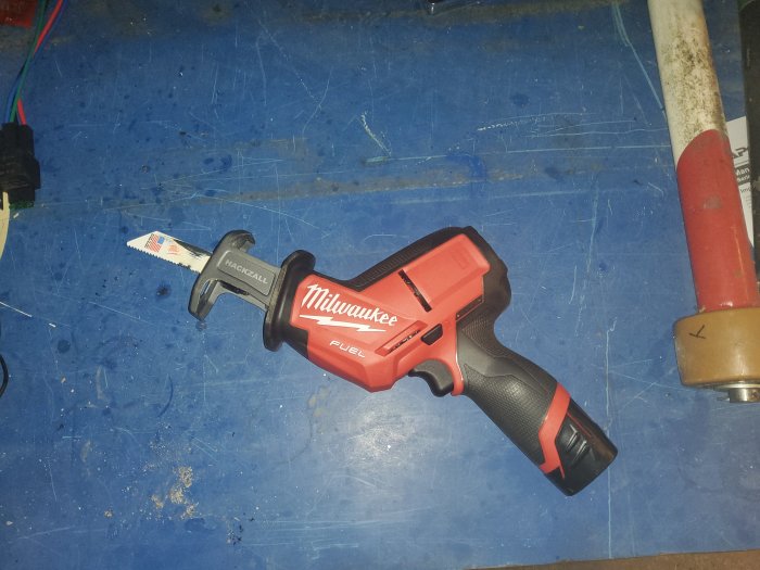 Milwaukee FUEL Hackzall elförsett sågverktyg på verkstadsbänk.