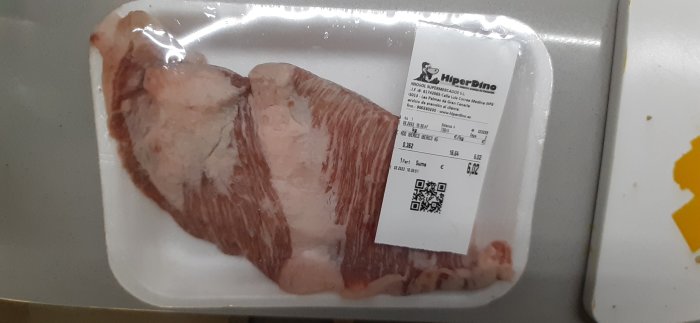 Styckningsdetaljen secreto från en Iberisk gris förpackad och prisetiketterad från butiken HiperDino.