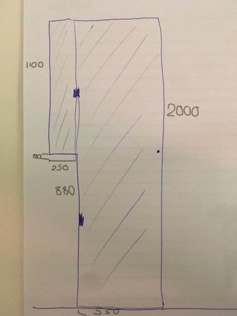 Skiss av planerad duschhörna i glas med mått och placering för inbyggnad och dörr.