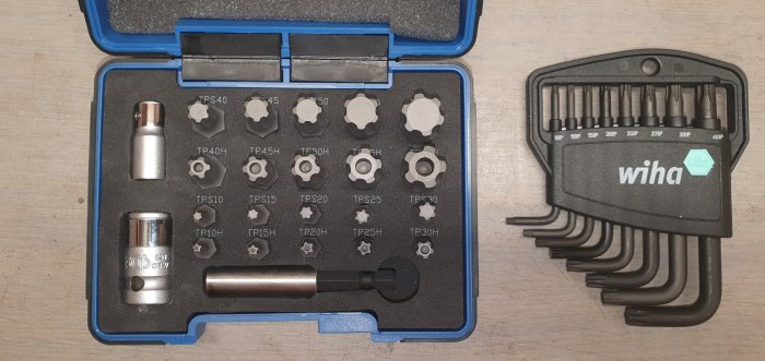 Öppen verktygslåda med Torx Plus-bits och en uppsättning svarta L-formade Torx-nycklar märkta med storlekar.