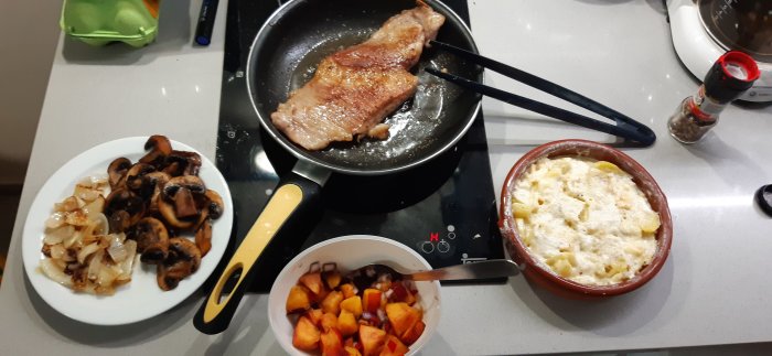 Iberisk sekreto steks i panna, serveras med potatisgratäng, stekt lök och champinjoner samt persika-rödlökssalsa.