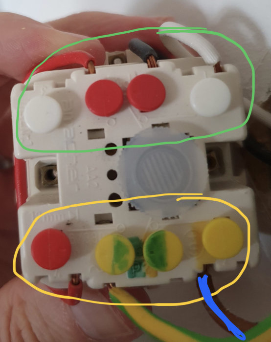 Elektrisk installation av strömbrytare med grönt och gult markerat för kopplingar.