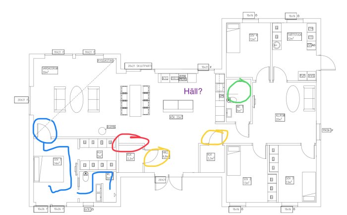 Arkitektonisk planritning av ett hus med markeringar och kommentarer om planlösning och designförslag.