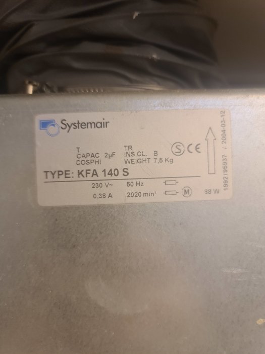 Etikett på Systemair ventilationsenhet visar typ KFA 140 S med tekniska specifikationer.