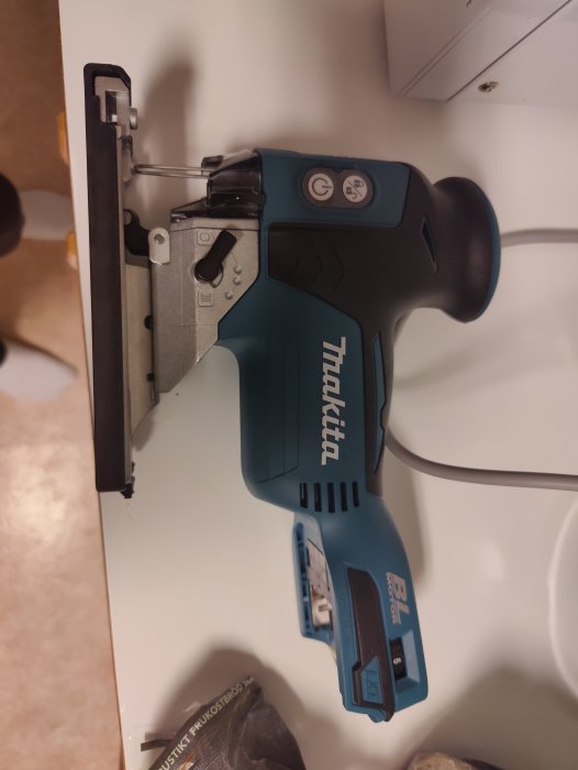 Ny Makita sticksåg med batteri, ligger på ett bord.