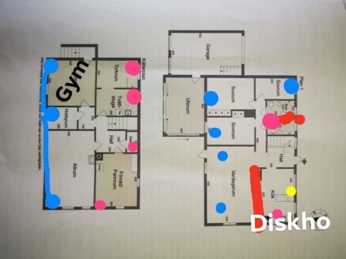 Ritning av ett hus med markerade positioner för ventilationssystem, inklusive till- och frånluftskanaler.