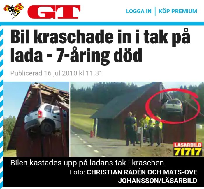 Bil fastnat på taket av en lada efter krasch, poliser och åskådare syns vid platsen.
