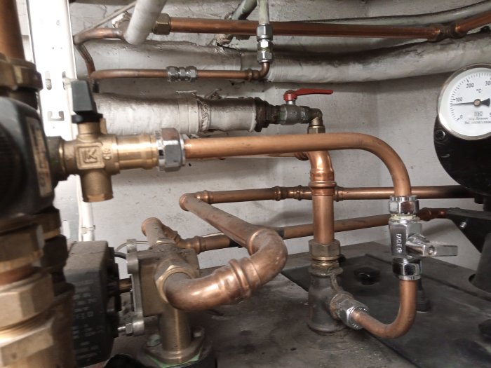 Installation av varmvatten med extra kulventil för att förhindra läckage i värmeväxlarsystem.