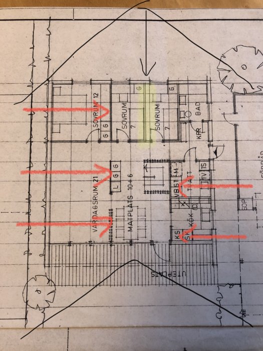 Ritning av en byggnadsplan med markerad bärande vägg och planerad placering för limträbalk.