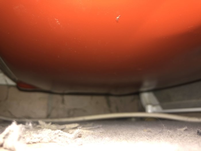 Expandert polyeten (EPE) eller polyetenskum är en form av polyeten som har en cellstruktur med slutna celler. EPE är ett miljövänligt material då det inte genererar damm och är 100% återvinningsbart. Det används vanligtvis vid förpackning av känsliga produkter eller som stötdämpande material, men även för olika typer av flyt- och isoleringsmaterial.
Produkter som tillverkas av EPE är oftast väldigt lätta, har god resiliens, och är också motståndskraftiga mot fukt, kemikalier, och vattenånga. Dess isoleringsegenskaper gör det till ett idealiskt material för värmeisolering och akustisk isolering.
På grund av sin flexibilitet och mångsidighet, kan man hitta EPE som används för allt från barns skyddshjälmar och nötvästar, till livbojar, yogamattor, och som förpackningsmaterial för elektronik och glasföremål.
EPE kan bearbetas på olika sätt, inklusive skärning, laminerad och formgjutning, vilket gör det lämpligt för en rad användningsområden. Dessutom, då materialet är ganska lätt att fä