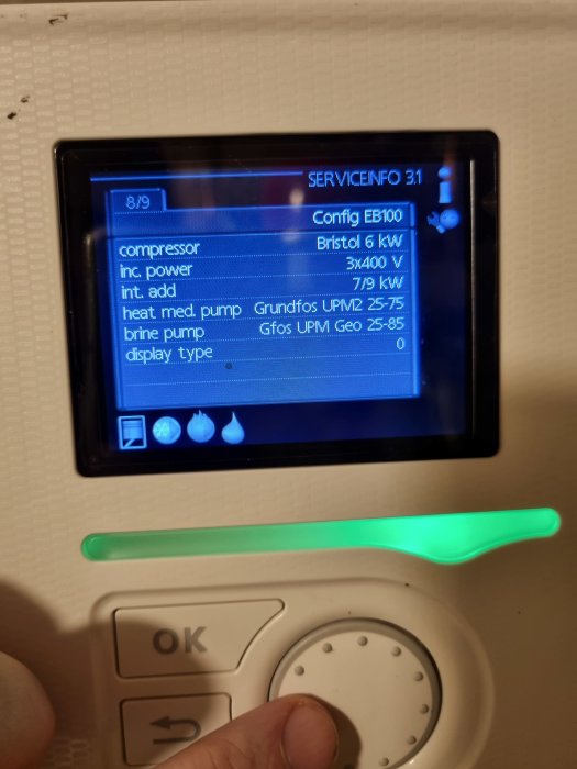 Värmepumpens display som visar konfigurationsinställningar och statusinformation.