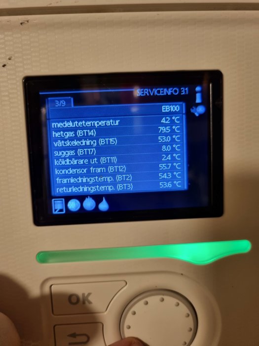 Digital display med temperaturavläsningar på en värmepump eller termostat.