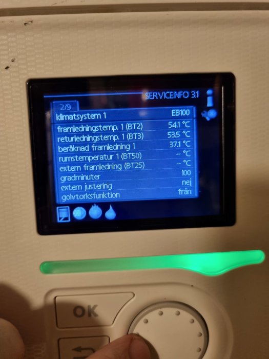 Display på värmesystem som visar olika temperaturvärden och inställningar.