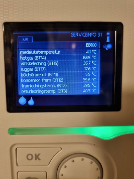 Display på värmepump visar flera temperaturvärden för systemets olika delar.