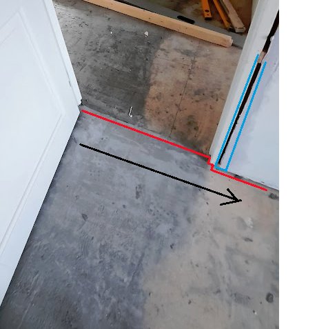Golvinstallation vid dörröppning med röd och blå linje som markerar sågning och läggningsriktning.