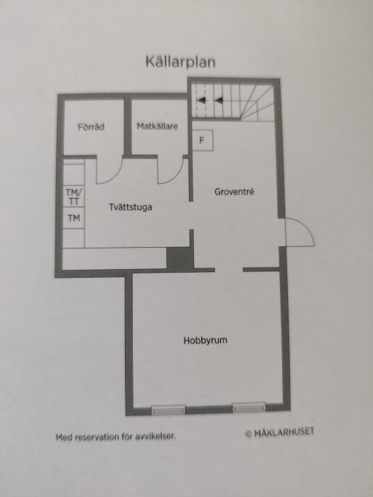 Planritning av källarvåning som visar rum och dörröppningar, märkt med ändringar användaren vill göra.