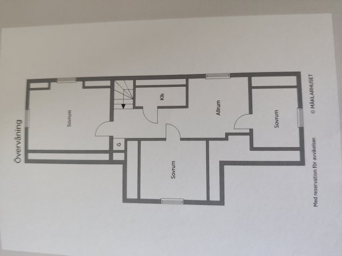 Planritning av ett hus med markerade väggar och öppningar som användaren vill förändra.