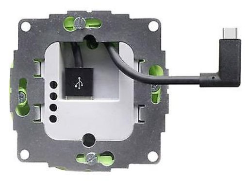 Väggmonterat laddningsfäste för iPad med utstickande laddkabel och fästskruvar.