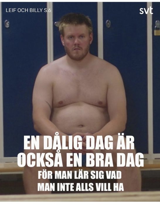 Man framför blå skåp med text "En dålig dag är också en bra dag för man lär sig vad man inte alls vill ha".