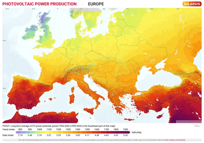 Karta som visar genomsnittlig potential för solenergiproduktion i Europa med olika färgnyanser som indikerar årsproduktionen.