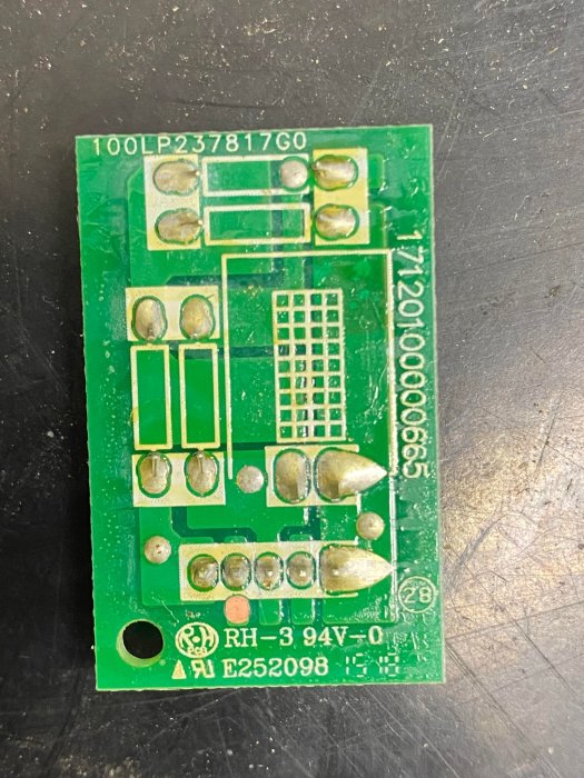 Grönt kretskort från en luftavfuktare, möjlig skada synlig, användare söker reservdel.