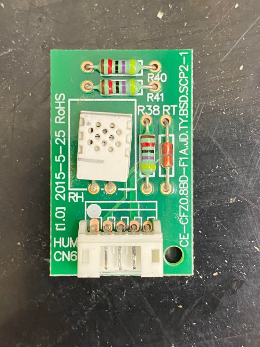 Kretskort för luftfuktighetssensor med motstånd och kontakt, sökt som reservdel för luftavfuktare.