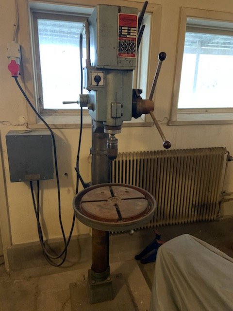 Begagnad Pelarborr Strands S68 i ett arbetsrum med radiator och fönster i bakgrunden, till salu för 12 500 kr.